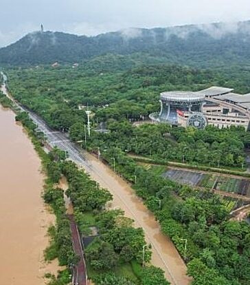Một đoạn tuyến đường bao quanh Bảo tàng Dân tộc Quảng Tây ở Nam Ninh bị nước sông dâng cao gây ngập lụt ngày 12/9. Ảnh: China News