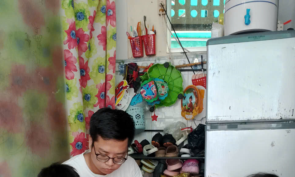 Hùng Phúc dạy kèm hai cháu ở nhà thuộc quận 10, TP HCM, chiều 21/9. Ảnh: Ngọc Ngân