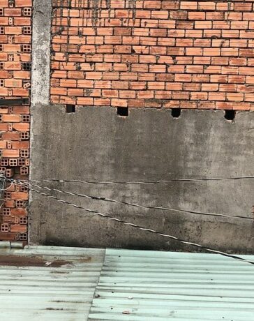 Hiện trạng bức tường và không gian tranh chấp giữa hai bên. Ảnh: Đương sự cung cấp