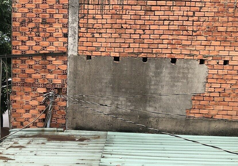 Hiện trạng bức tường và không gian tranh chấp giữa hai bên. Ảnh: Đương sự cung cấp