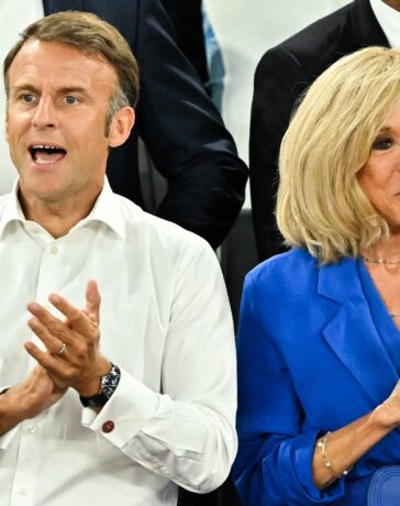 Tổng thống Pháp Emmanuel Macron và phu nhân Brigitte tại Paris ngày 11/8. Ảnh: Reuters