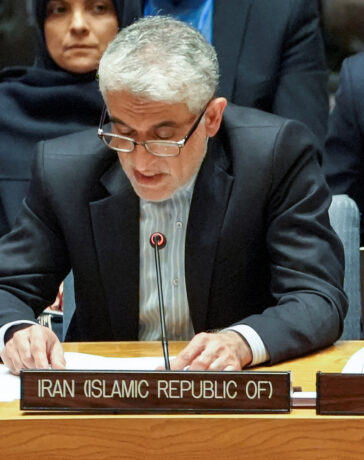 Đại sứ Iran Amir Saeid Iravani phát biểu tại cuộc họp Hội đồng Bảo an LHQ ở New York ngày 2/10. Ảnh: Reuters