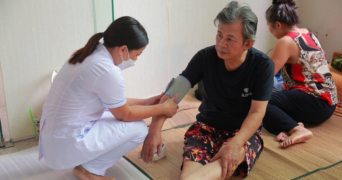 Vợ chồng bà Lương Tố Mỹ được cán bộ nhân viên y tế kiểm tra sức khỏe tại Trung tâm Văn hóa quận Tây Hồ, sáng 12/9. Ảnh: Thanh Nga