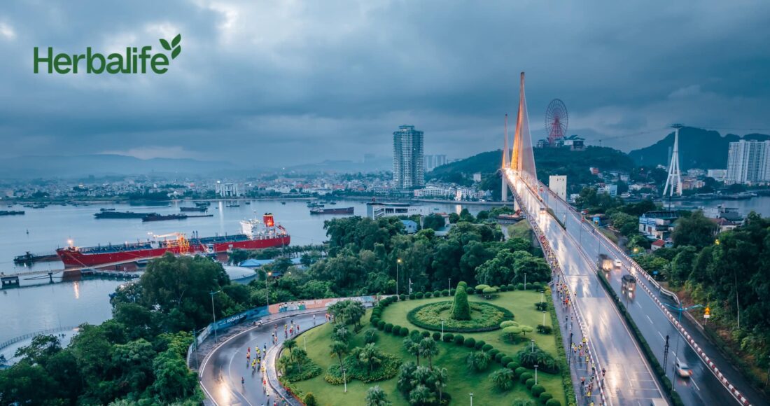 Runner leo dốc cầu Bãi Cháy tại VM Hạ Long 2023. Ảnh: Herbalife