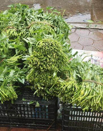 Rau ăn lá tăng giá gấp đôi, ba ngày thường. Ảnh: Phương Dung