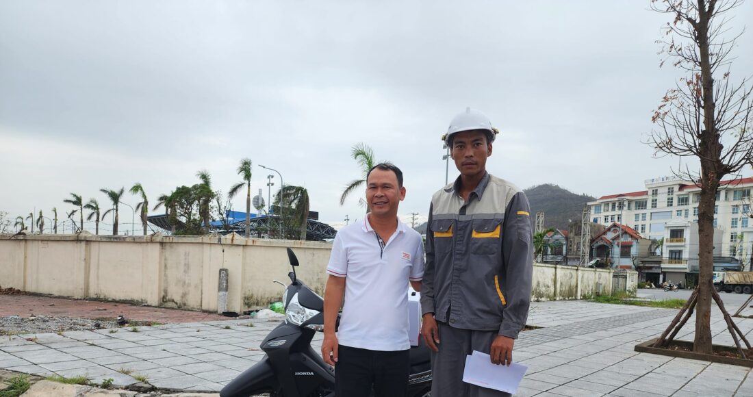 Anh Hoàng Ngô Quý (áo xám) nhận chiếc xe máy mới từ anh Lê Văn Quân (áo trắng) tại thành phố Cẩm Phả, tỉnh Quảng Ninh, sáng 23/9. Ảnh: Người Quảng Ninh