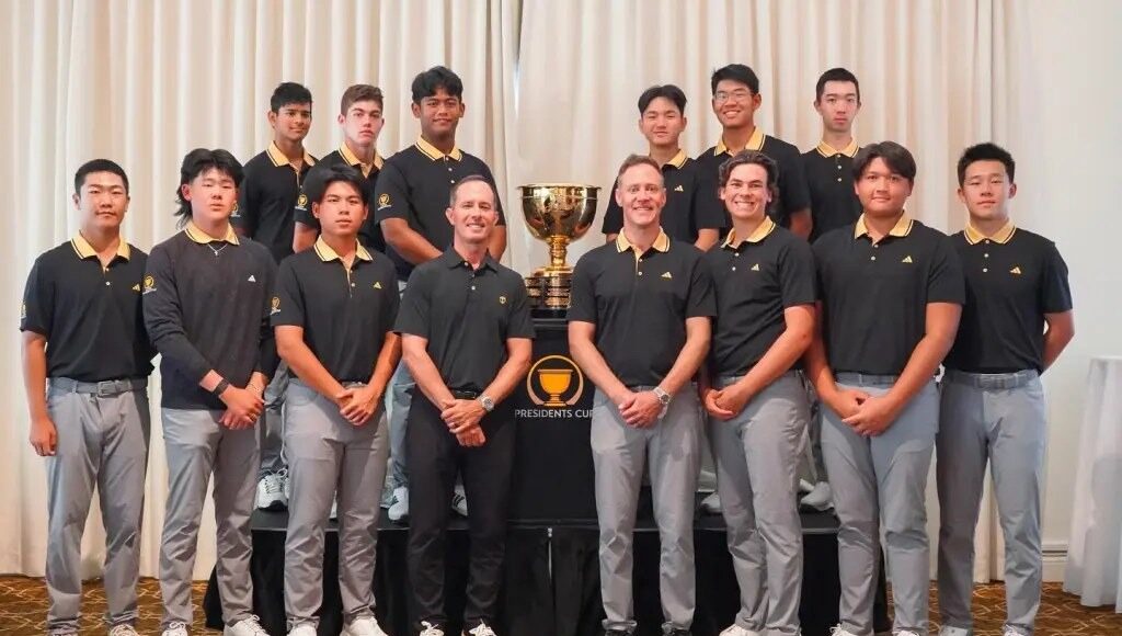 Khánh Hưng và Anh Minh (thứ hai, thứ ba từ phải sang hàng sau) trong đội hình tuyển trẻ Quốc tế dự Junior Presidents Cup 2024 tại Canada. Ảnh: Thanh Sơn