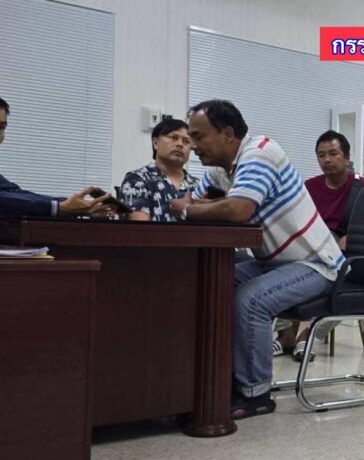 Tài xế Samarn Chankut (áo trắng sọc xanh đỏ) trình diện tại đồn cảnh sát Ang Thong, Thái Lan, đêm 1/10. Ảnh: Khaosod