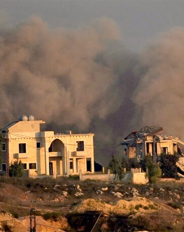 Khói bốc lên từ vị trí ở thị trấn Khiam, miền nam Lebanon sau khi Israel không kích ngày 24/9. Ảnh: AFP