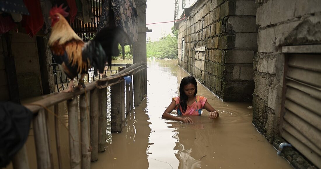 Người phụ nữ lội qua con hẻm ngập nước ở khu vực phía bắc Manila, Philippines ngày 4/9. Ảnh: Reuters