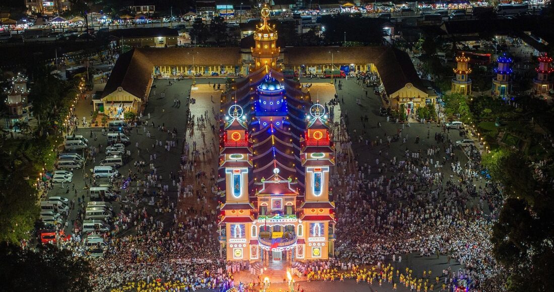 Biển người tập trung về Tòa thánh Tây Ninh dự vía Đức Phật Mẫu, tối 17/9. Ảnh: Huỳnh Thanh Liêm