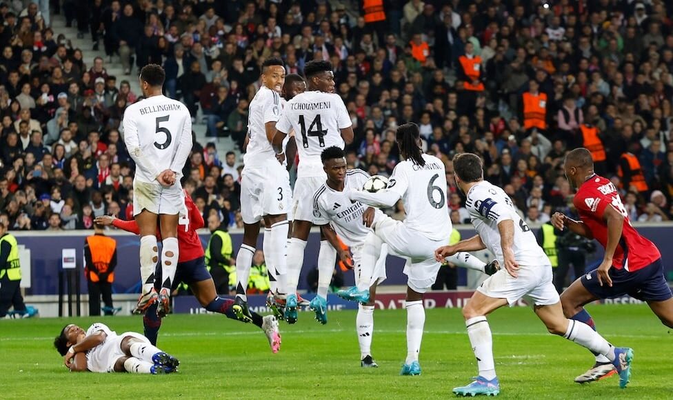 Camavinga (số 6) để bóng chạm tay trong vòng cấm, dẫn đến quả phạt đền khiến Real thua Lille ở lượt hai Champions League trên sân Pierre Mauroy, Pháp ngày 2/10. Ảnh: AS