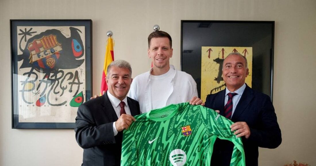 Szczesny (giữa) ra mắt tại trụ sở Barca ngày 2/10. Ảnh: Reuters