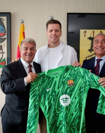 Szczesny (giữa) ra mắt tại trụ sở Barca ngày 2/10. Ảnh: Reuters