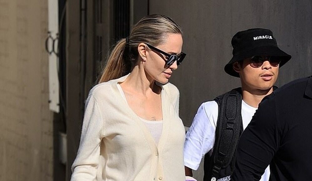 Pax Thiên và mẹ trên phố Los Angeles hôm 4/9. Ảnh: Backgrid