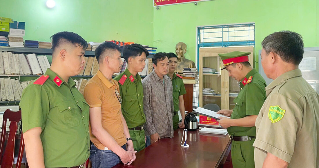 Cảnh sát đọc lệnh bắt giữ Phi và Kha. Ảnh: Công an cung cấp