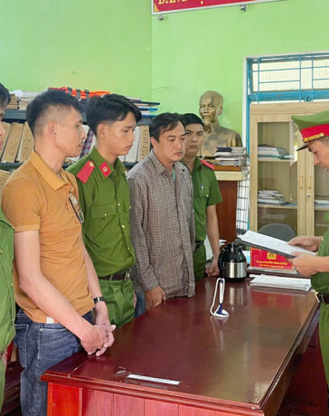 Cảnh sát đọc lệnh bắt giữ Phi và Kha. Ảnh: Công an cung cấp