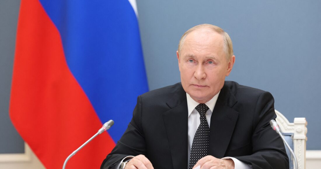 Tổng thống Vladimir Putin theo dõi trực tuyến một cuộc diễn tập của hải quân Nga từ Điện Kremlin ở thủ đô Moskva hôm 10/9. Ảnh: AFP