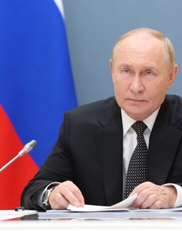 Tổng thống Vladimir Putin theo dõi trực tuyến một cuộc diễn tập của hải quân Nga từ Điện Kremlin ở thủ đô Moskva hôm 10/9. Ảnh: AFP
