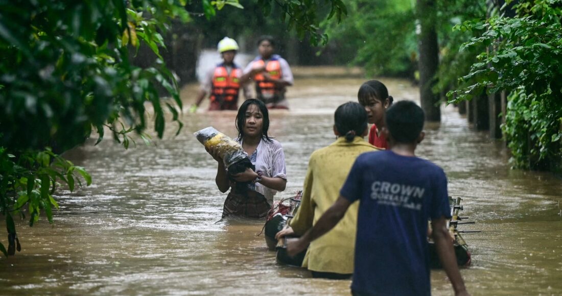 Người Myanmar lội nước lũ ở Taungoo, vùng Bago, Myanmar, ngày 12/9. Ảnh: AFP