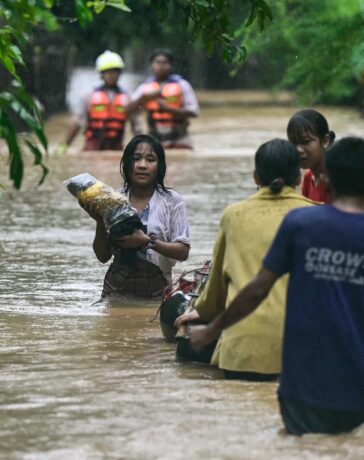 Người Myanmar lội nước lũ ở Taungoo, vùng Bago, Myanmar, ngày 12/9. Ảnh: AFP