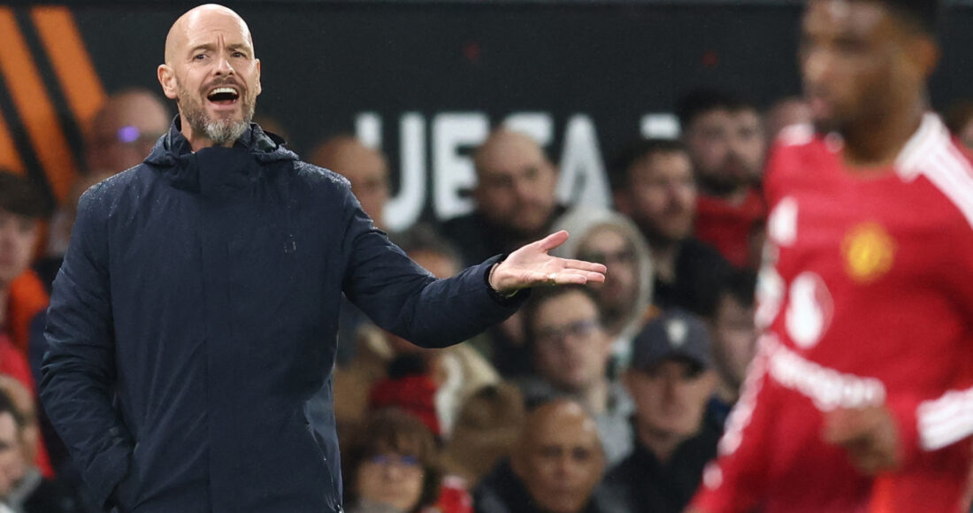 HLV Ten Hag chỉ đạo trong trận Man Utd hòa Twente 1-1 ở lượt đầu vòng bảng Europa League trên sân Old Trafford, Manchester ngày 25/9. Ảnh: AFP