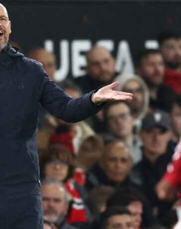 HLV Ten Hag chỉ đạo trong trận Man Utd hòa Twente 1-1 ở lượt đầu vòng bảng Europa League trên sân Old Trafford, Manchester ngày 25/9. Ảnh: AFP