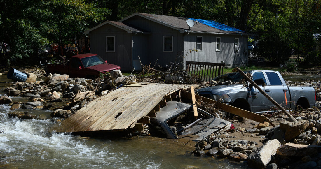 Những chiếc xe và ngôi nhà bị hư hại do bão Helene ở bang Bắc Carolina ngày 2/10. Ảnh: AFP