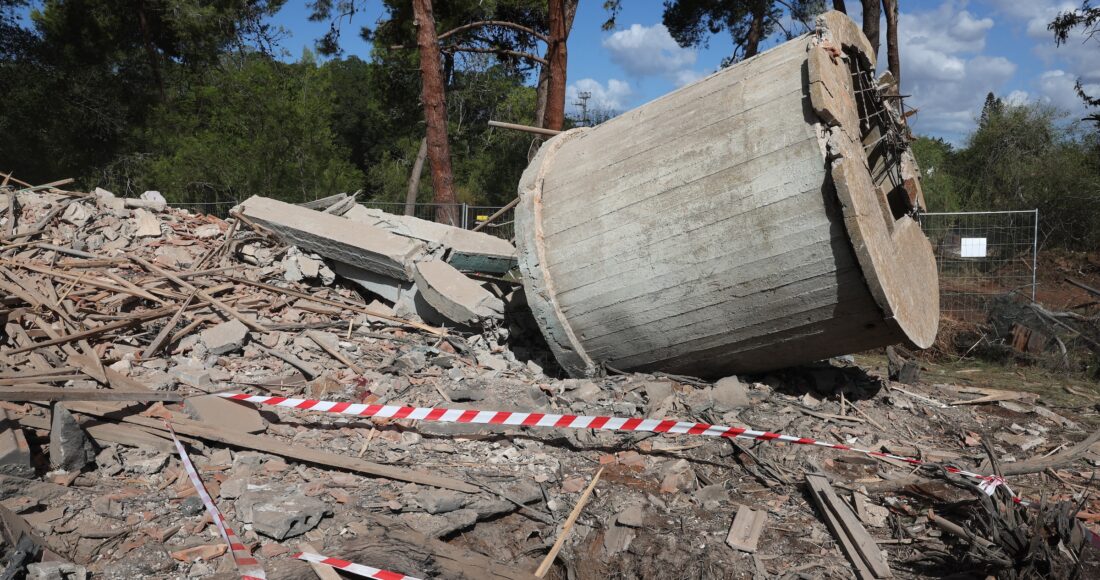 Đống đổ nát sau cuộc tập kích tên lửa của Iran vào Hod HaSharon, Israel ngày 2/10. Ảnh: AFP