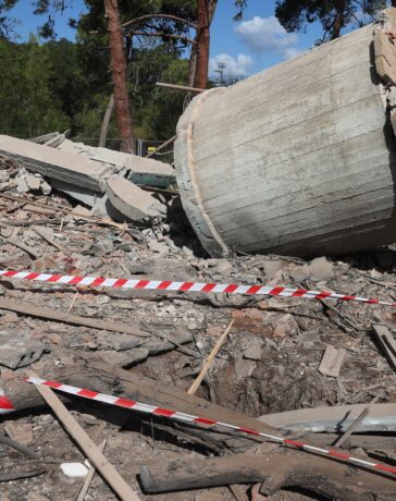 Đống đổ nát sau cuộc tập kích tên lửa của Iran vào Hod HaSharon, Israel ngày 2/10. Ảnh: AFP