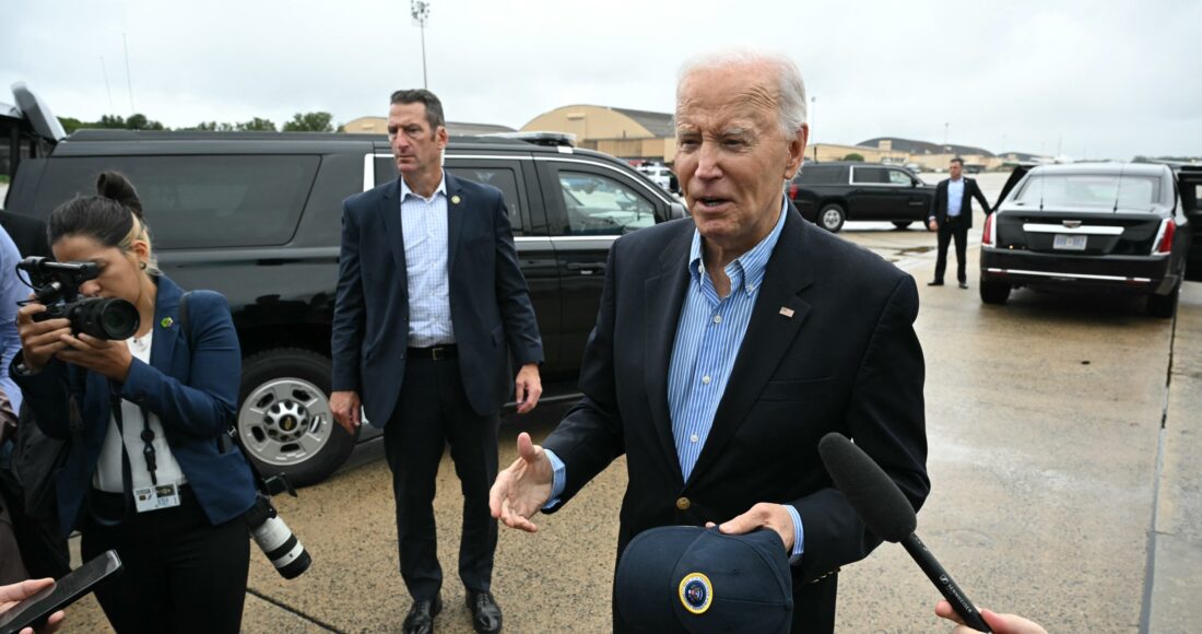 Tổng thống Mỹ Joe Biden trả lời phóng viên trước khi lên Không lực Một tại căn cứ quân sự Andrews ở Maryland ngày 2/10. Ảnh: AFP