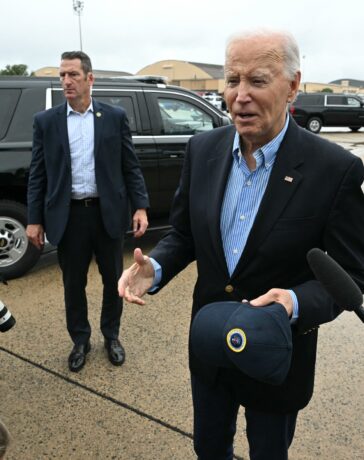 Tổng thống Mỹ Joe Biden trả lời phóng viên trước khi lên Không lực Một tại căn cứ quân sự Andrews ở Maryland ngày 2/10. Ảnh: AFP