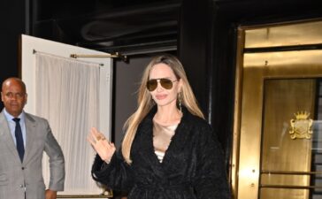 Angelina Jolie diện áo choàng tắm bằng lông nhân tạo dạo phố. Ảnh: GC Images