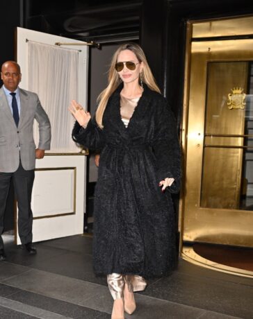 Angelina Jolie diện áo choàng tắm bằng lông nhân tạo dạo phố. Ảnh: GC Images