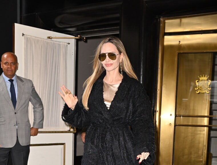 Angelina Jolie diện áo choàng tắm bằng lông nhân tạo dạo phố. Ảnh: GC Images