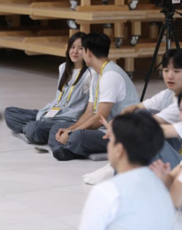 Những người độc thân tham gia chương trình Tôi sẽ đến chùa tại Đền Naksan ở quận Yangyang, tỉnh Gangwon với hy vọng tìm được bạn đời, tháng 8/2023. Ảnh: Yonhap
