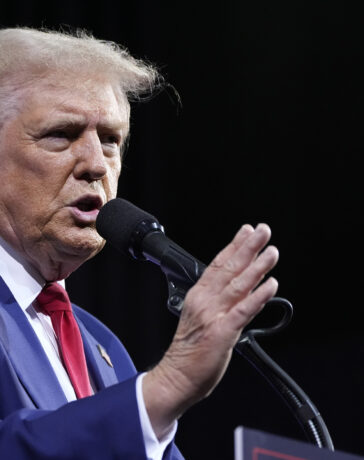 Ứng viên đảng Cộng hòa Donald Trump tại sự kiện vận động tranh cử ở Tucson, bang Arizona ngày 12/9. Ảnh: AP