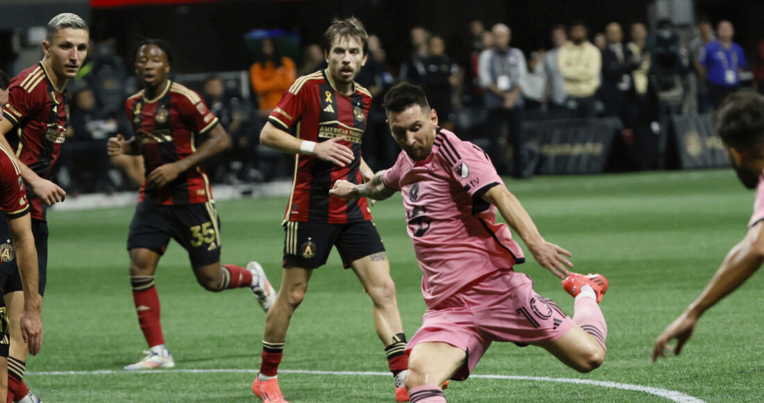 Tiền đạo Inter Miami Lionel Messi (10) dứt điểm trong trận gặp chủ nhà Atalanta ở MLS ngày 18/9/2024. Ảnh: AP