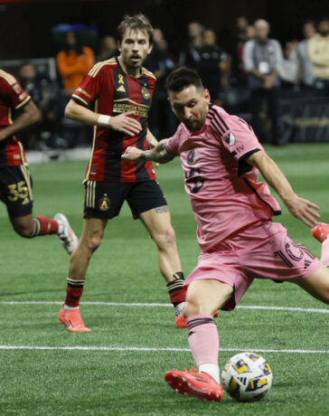 Tiền đạo Inter Miami Lionel Messi (10) dứt điểm trong trận gặp chủ nhà Atalanta ở MLS ngày 18/9/2024. Ảnh: AP