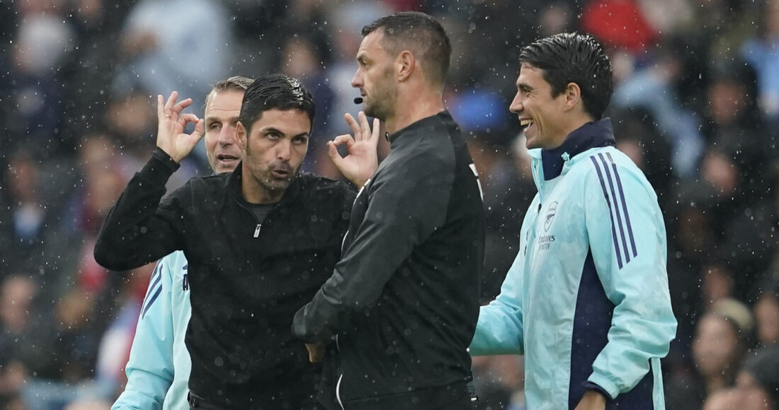 HLV Arsenal Mikel Arteta phản ứng với trọng tài bàn sau khi Trossard lĩnh thẻ đở trong trận hòa Man City 2-2 trên sân Etihad ở vòng 5 Ngoại hạng Anh ngày 22/9. Ảnh: AP