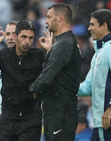 HLV Arsenal Mikel Arteta phản ứng với trọng tài bàn sau khi Trossard lĩnh thẻ đở trong trận hòa Man City 2-2 trên sân Etihad ở vòng 5 Ngoại hạng Anh ngày 22/9. Ảnh: AP