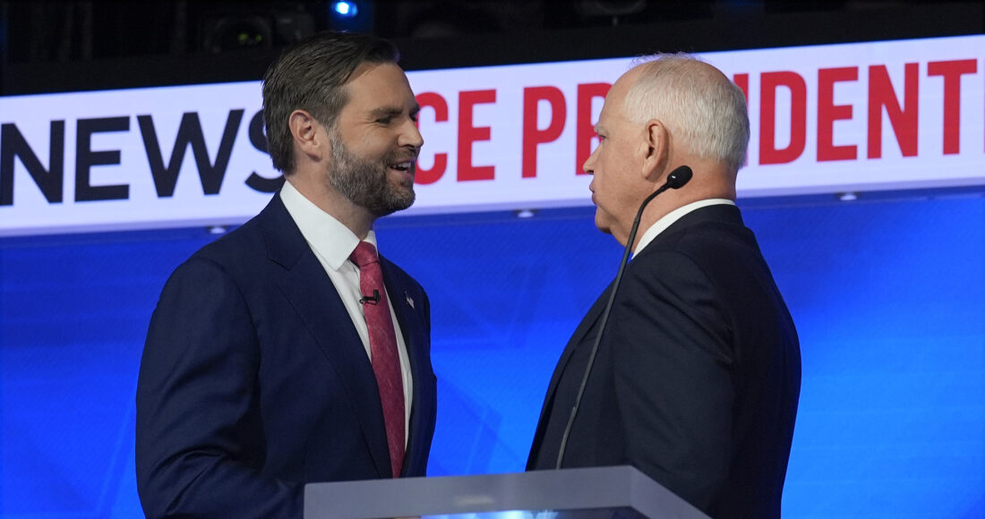 Ứng viên JD Vance (trái) và Tim Walz bắt tay sau cuộc tranh luận tối 1/10. Ảnh: AP