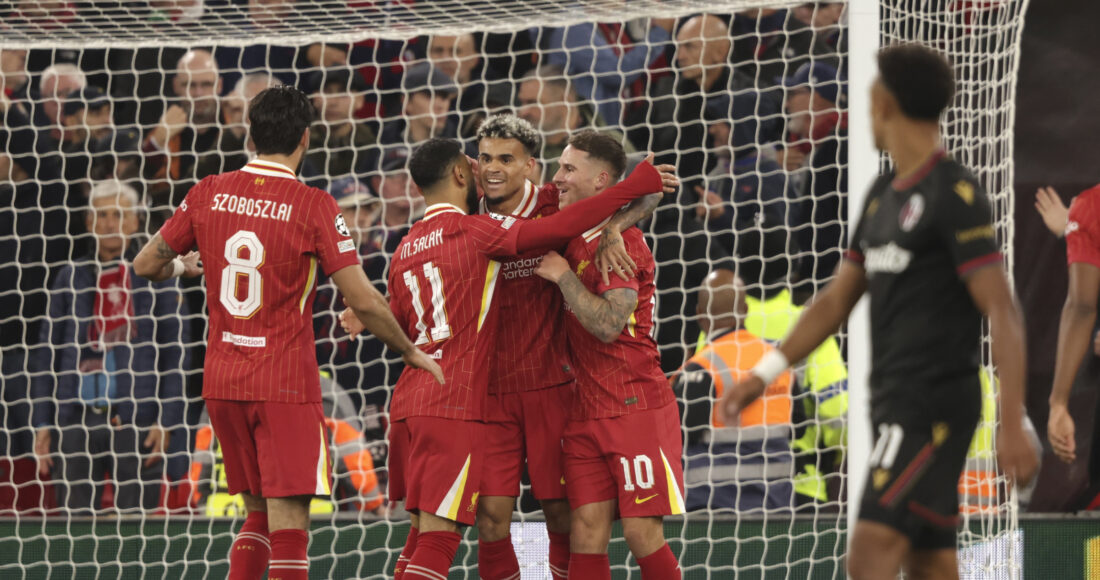 Tiền vệ Alexis Mac Allister (số 10) mừng bàn mở tỷ số trận Liverpool thắng Bologna 2-0 ở lượt hai vòng bảng Champions League trên sân Anfield ngày 2/10. Ảnh: AP