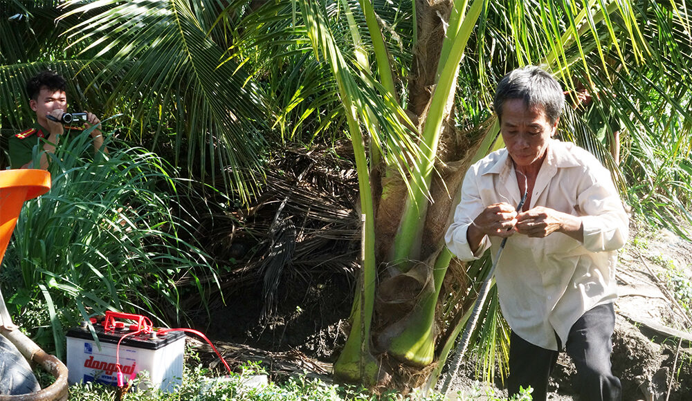 Tuyền thực nghiệm điều tra tại hiện trường vụ án. Ảnh: Tiến Tầm