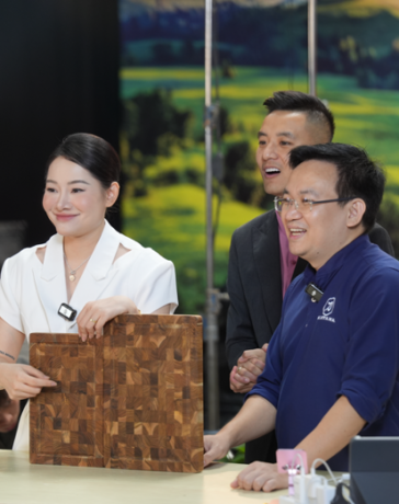 Quyền Leo Daily (áo đen) và Lan Anh, đôi vợ chồng nổi tiếng trên TikTok với những phiên livestream ưu đãi khủng, thu hút hàng chục nghìn lượt xem trong cùng thời điểm. Ảnh: NVCC