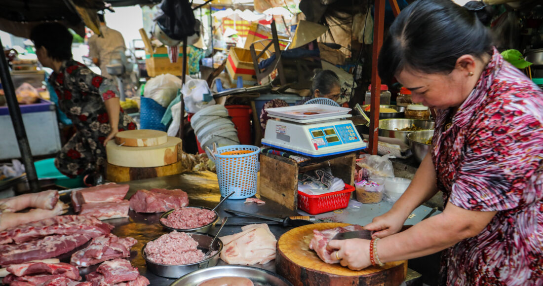 Tiểu thương bán thịt heo tại chợ chung cư Vĩnh Hội (quận 4, TP HCM). Ảnh: Quỳnh Trần