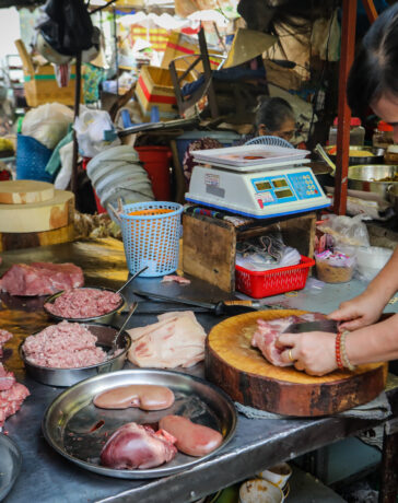 Tiểu thương bán thịt heo tại chợ chung cư Vĩnh Hội (quận 4, TP HCM). Ảnh: Quỳnh Trần