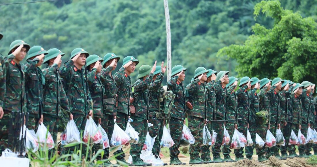 Bộ đội chào theo điều lệnh để mặc niệm những nạn nhân xấu số. Ảnh: Văn Trương