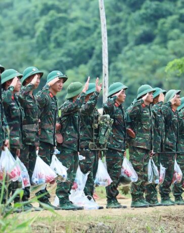 Bộ đội chào theo điều lệnh để mặc niệm những nạn nhân xấu số. Ảnh: Văn Trương