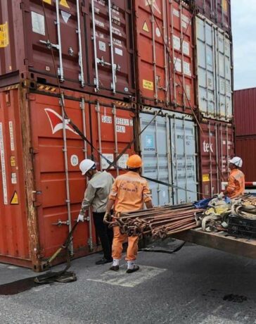 Công nhân Cảng Tân Vũ (Hải Phòng) buộc chèn lót contariner, sáng 6/9. Ảnh: Bảo Minh